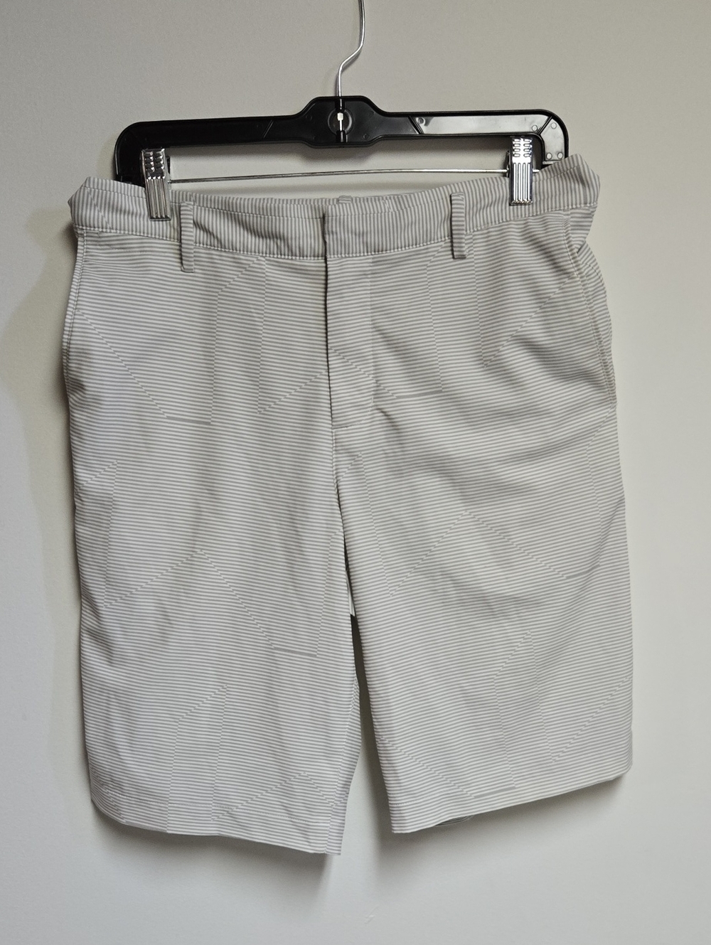 Nike Golf Standard Fit With Dri-FIT Men's Light Gray Striped Flat-Front Shorts